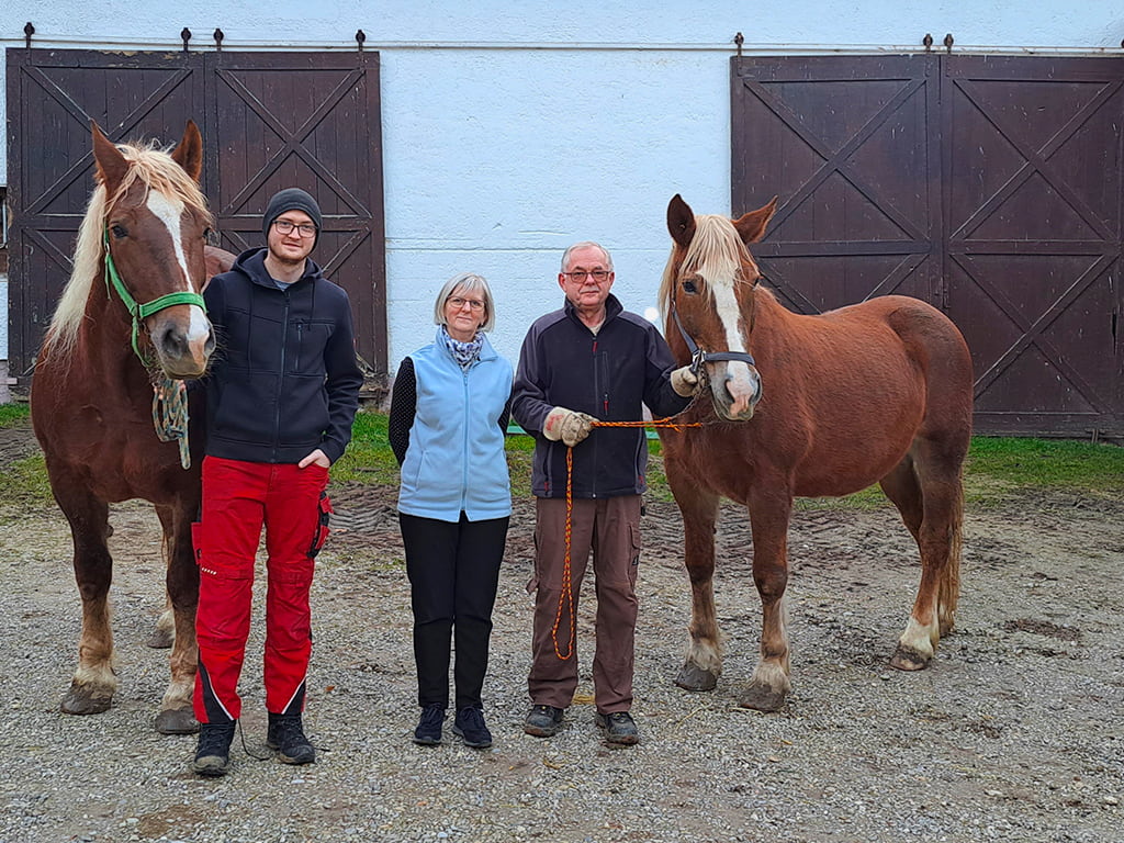 Familie Ebner mit den hofeigenen Pferden